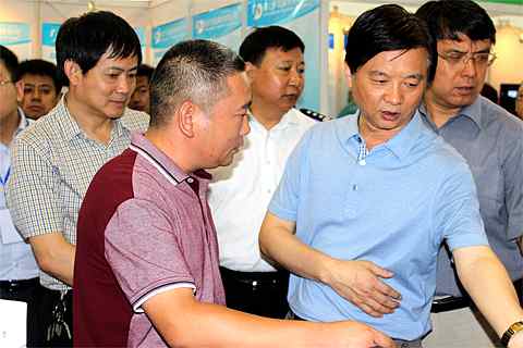 河北省副省長(zhǎng)蒞臨金威展會(huì)參觀